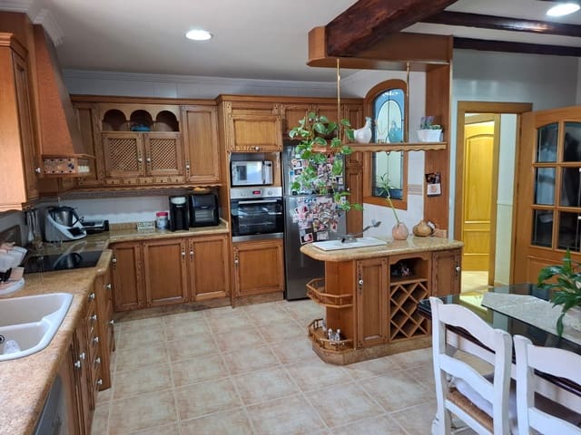 Chalet de 4 habitaciones en Pinoso en venta con garaje - 299.950 € (Ref: 10012430)