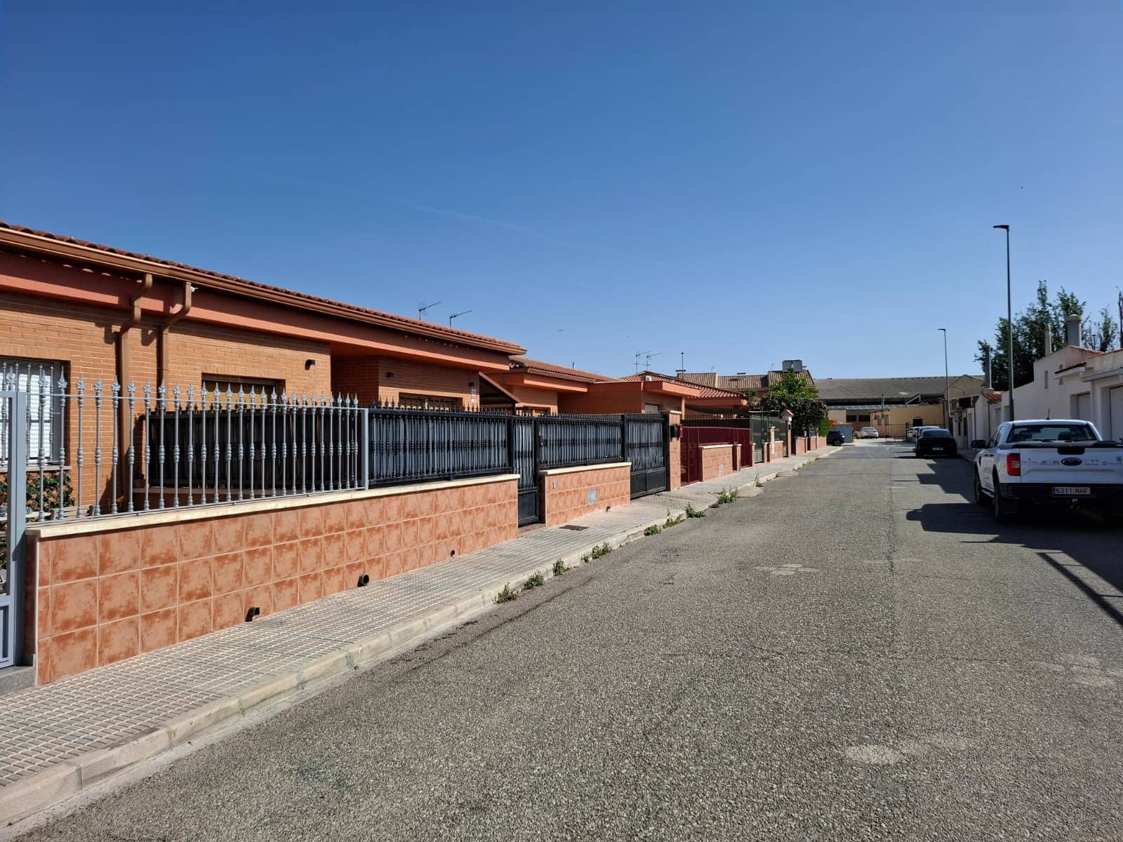 Chalet de 4 habitaciones en Pinoso en venta con garaje - 299.950 € (Ref: 10012430)