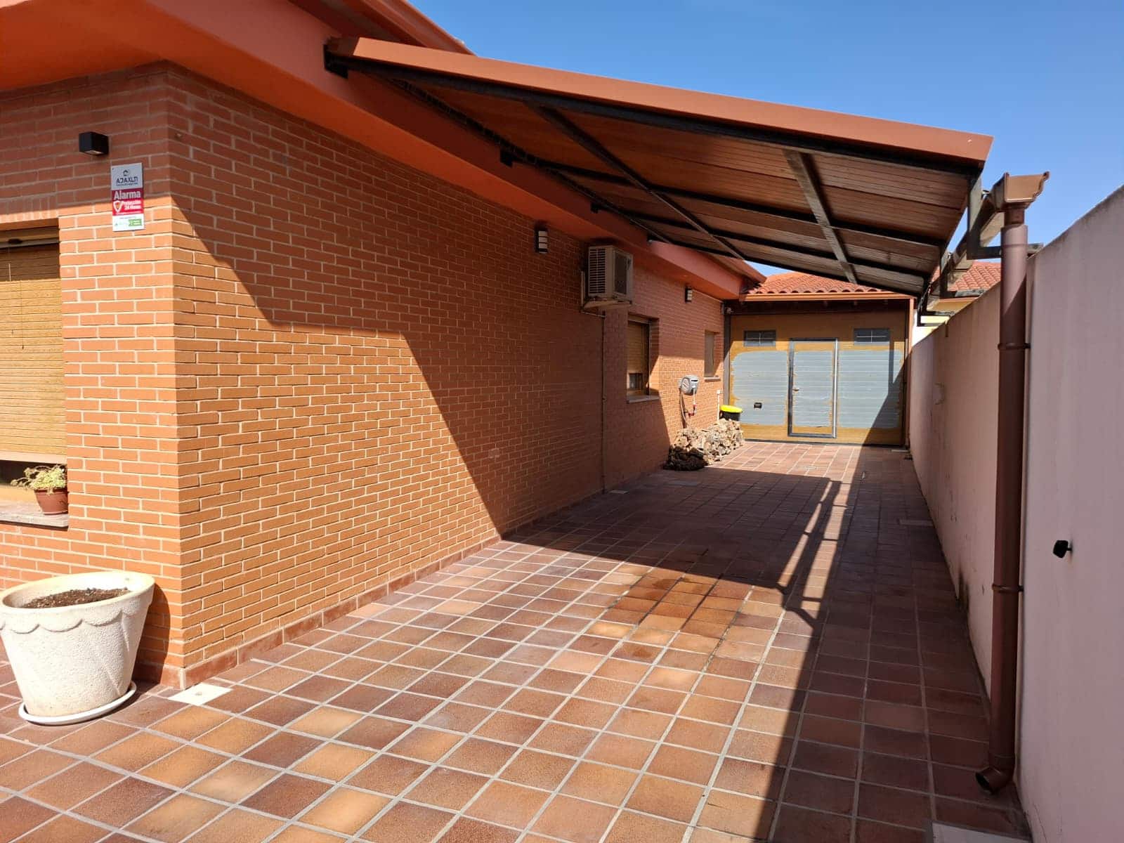 Chalet de 4 habitaciones en Pinoso en venta con garaje - 299.950 € (Ref: 10012430)