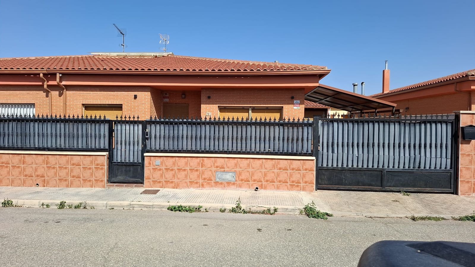 Chalet de 4 habitaciones en Pinoso en venta con garaje - 299.950 € (Ref: 10012430)