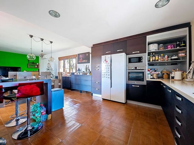 Chalet de 4 habitaciones en Pinoso en venta con piscina - 399.995 € (Ref: 10012446)
