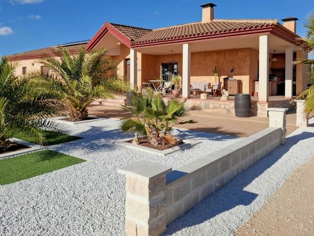 Chalet de 4 habitaciones en Pinoso en venta con piscina - 399.995 € (Ref: 10012446)
