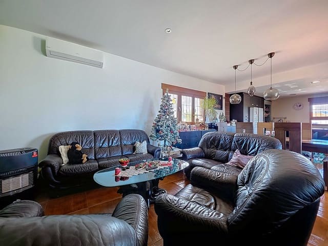 Chalet de 4 habitaciones en Pinoso en venta con piscina - 399.995 € (Ref: 10012446)
