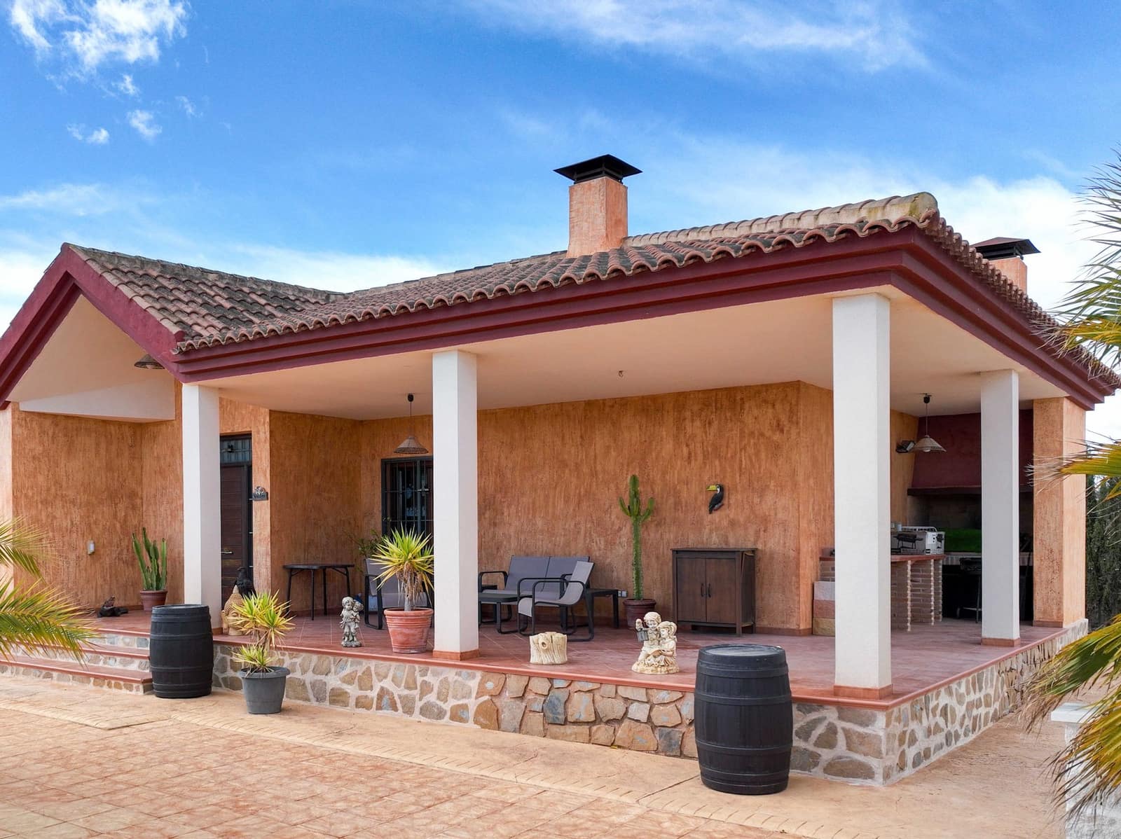 Chalet de 4 habitaciones en Pinoso en venta con piscina - 399.995 € (Ref: 10012446)