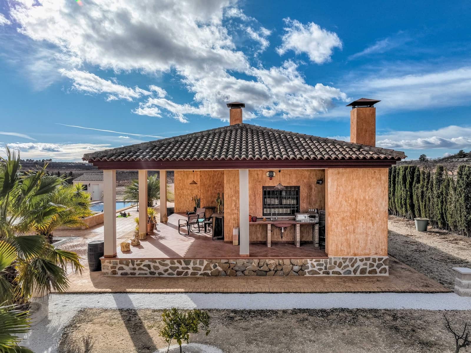 Chalet de 4 habitaciones en Pinoso en venta con piscina - 399.995 € (Ref: 10012446)