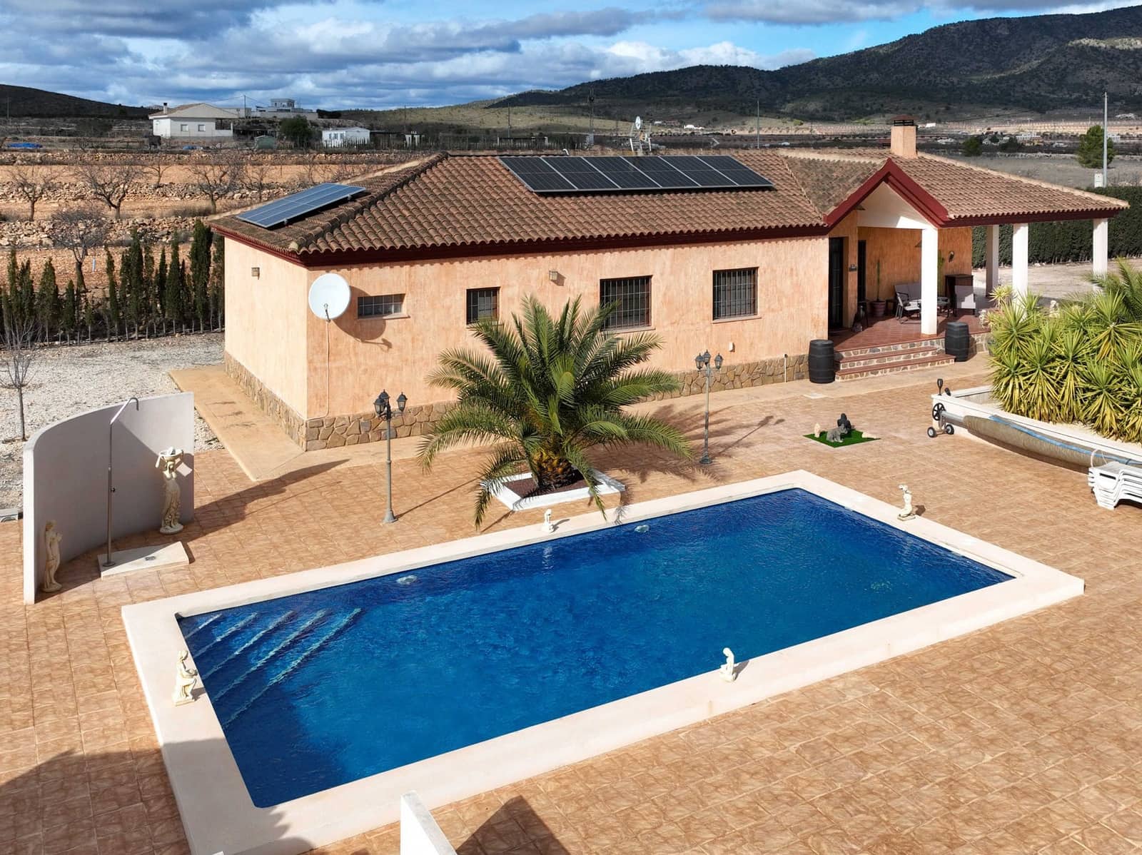 Chalet de 4 habitaciones en Pinoso en venta con piscina - 399.995 € (Ref: 10012446)