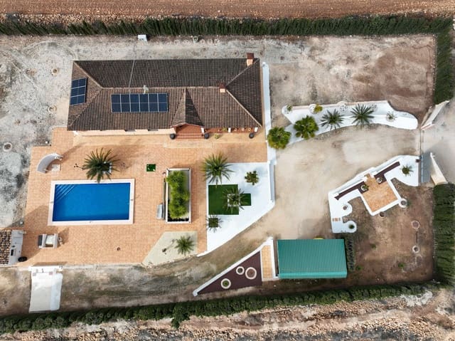 Chalet de 4 habitaciones en Pinoso en venta con piscina - 399.995 € (Ref: 10012446)
