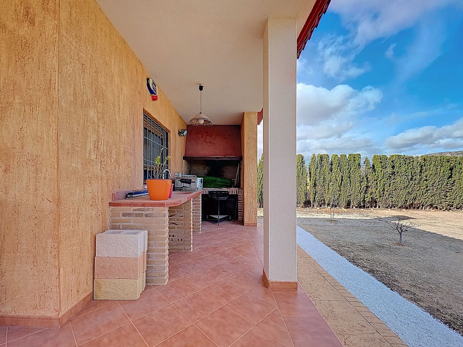 Chalet de 4 habitaciones en Pinoso en venta con piscina - 399.995 € (Ref: 10012446)