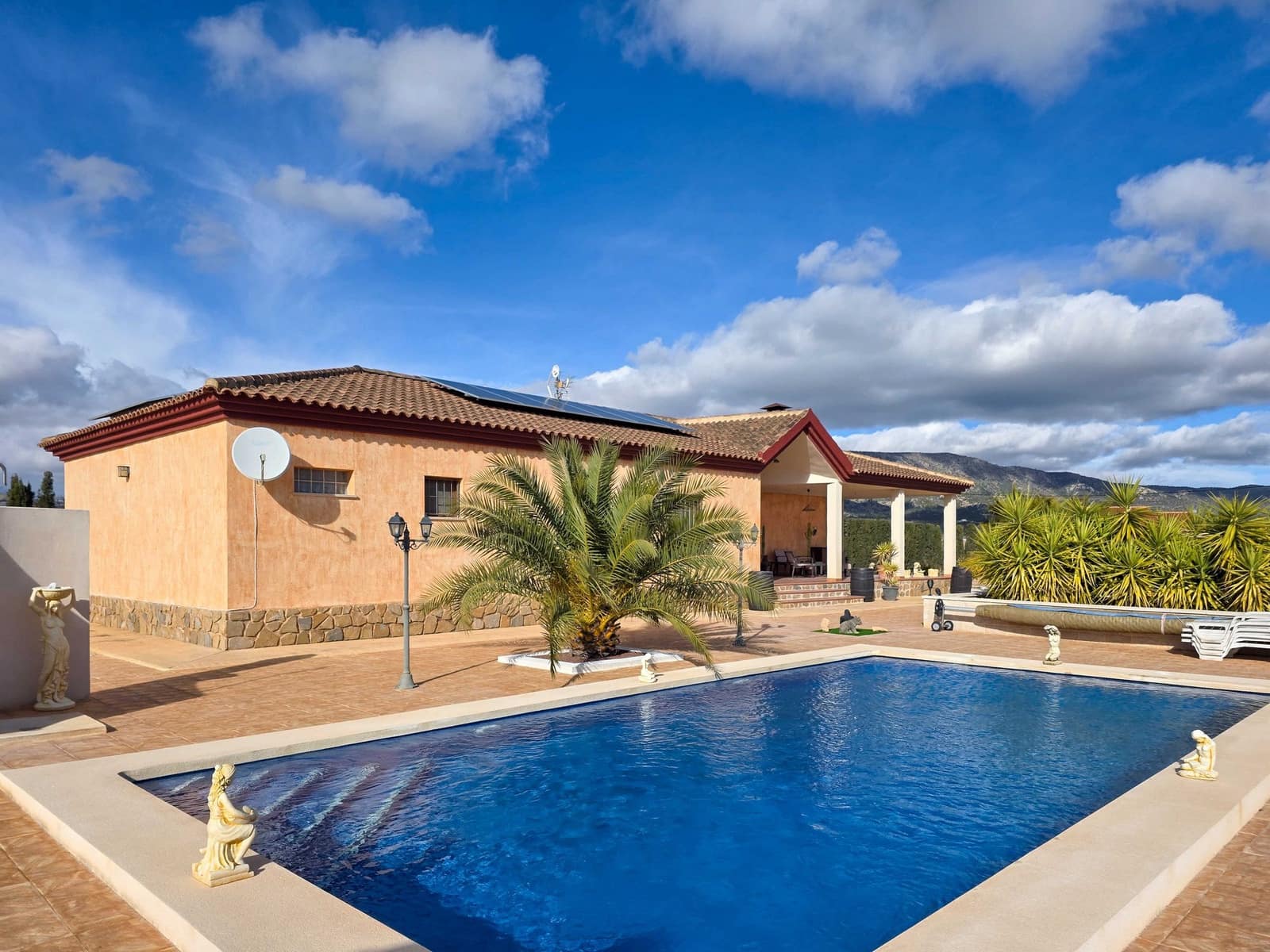 Chalet de 4 habitaciones en Pinoso en venta con piscina - 399.995 € (Ref: 10012446)