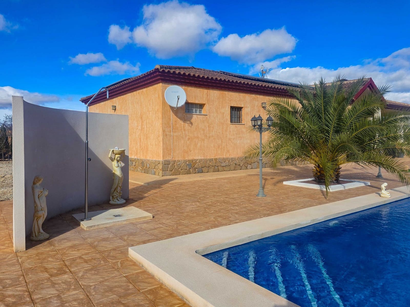 Chalet de 4 habitaciones en Pinoso en venta con piscina - 399.995 € (Ref: 10012446)