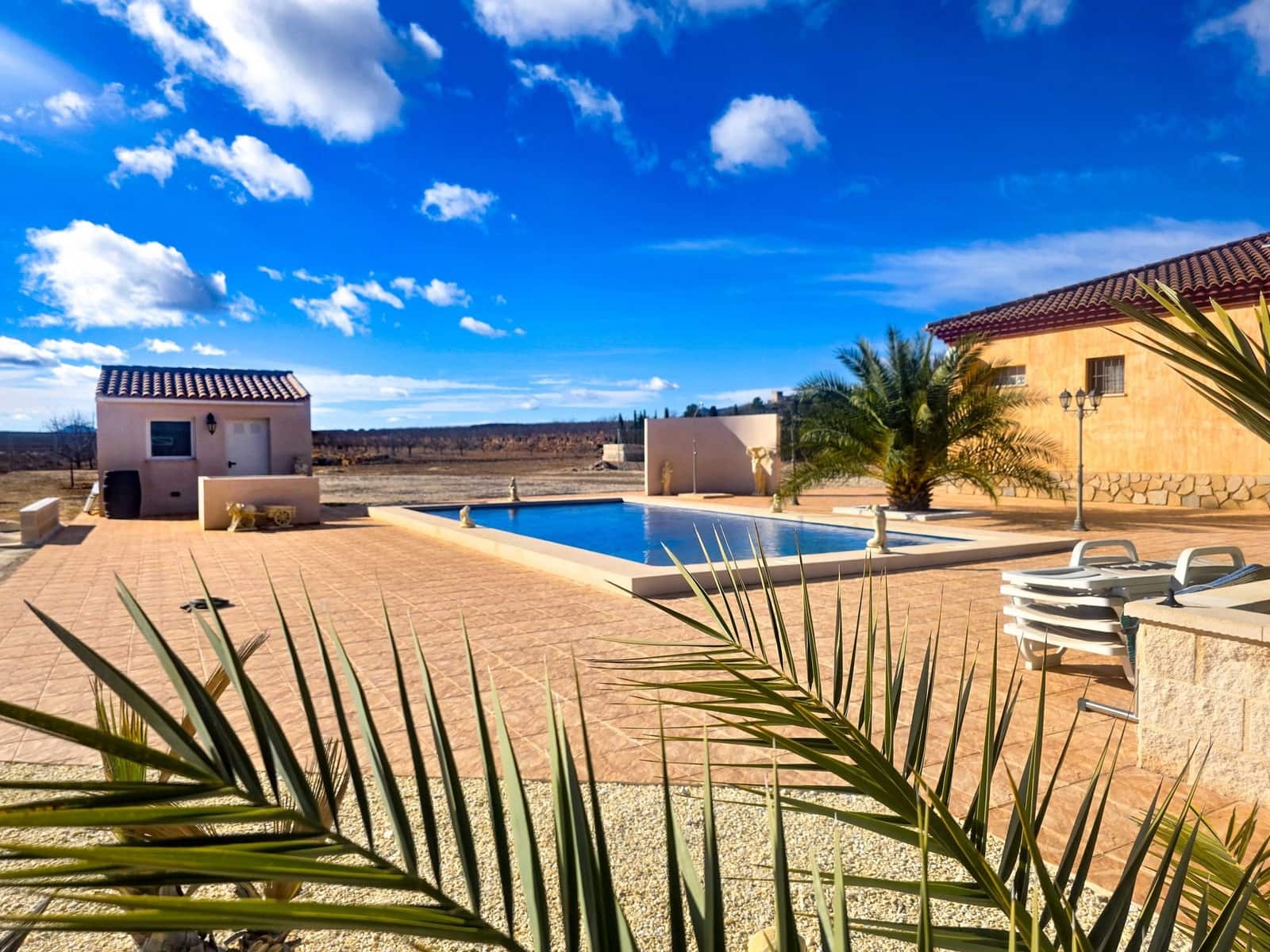 Chalet de 4 habitaciones en Pinoso en venta con piscina - 399.995 € (Ref: 10012446)