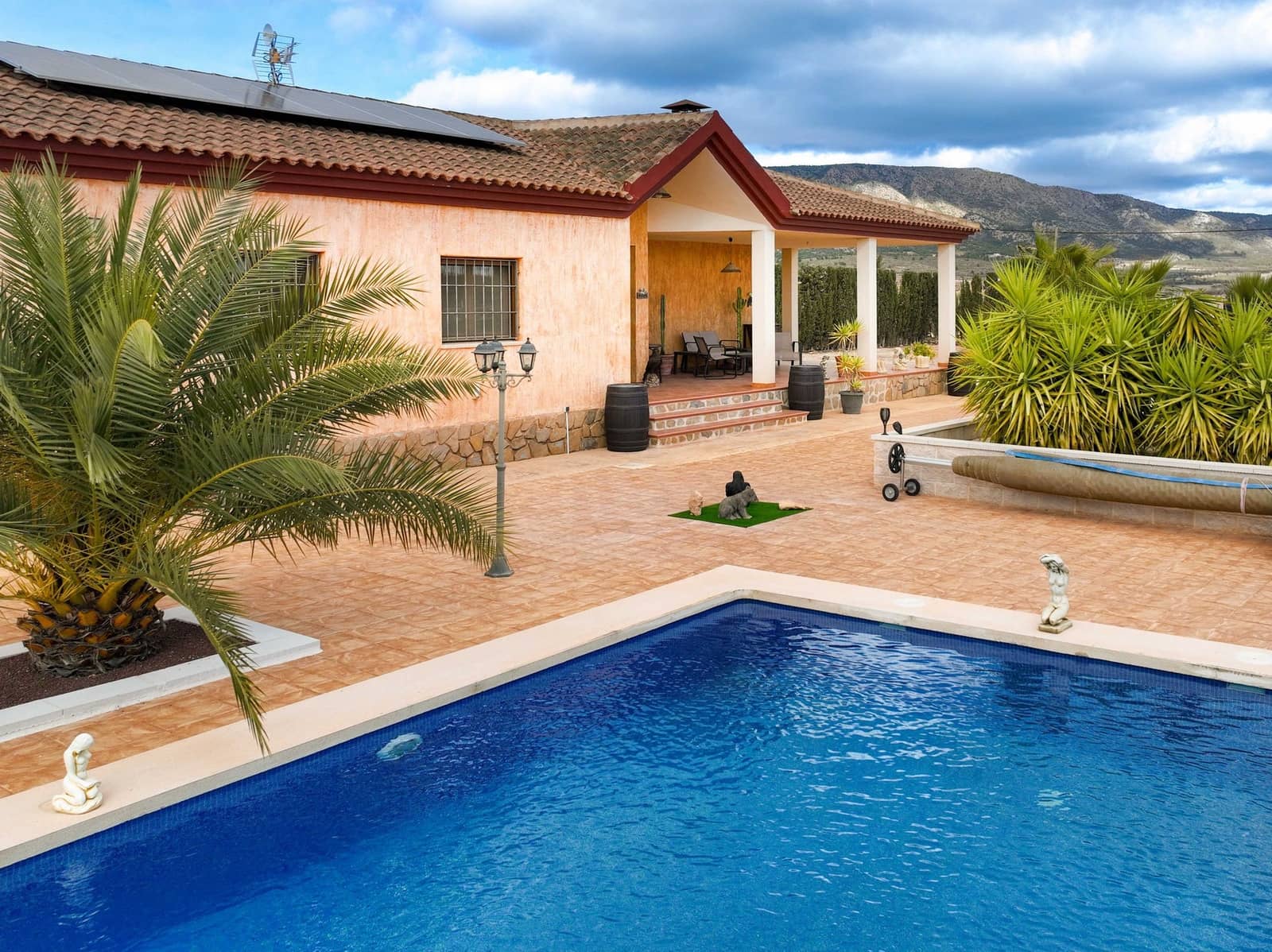 Chalet de 4 habitaciones en Pinoso en venta con piscina - 399.995 € (Ref: 10012446)