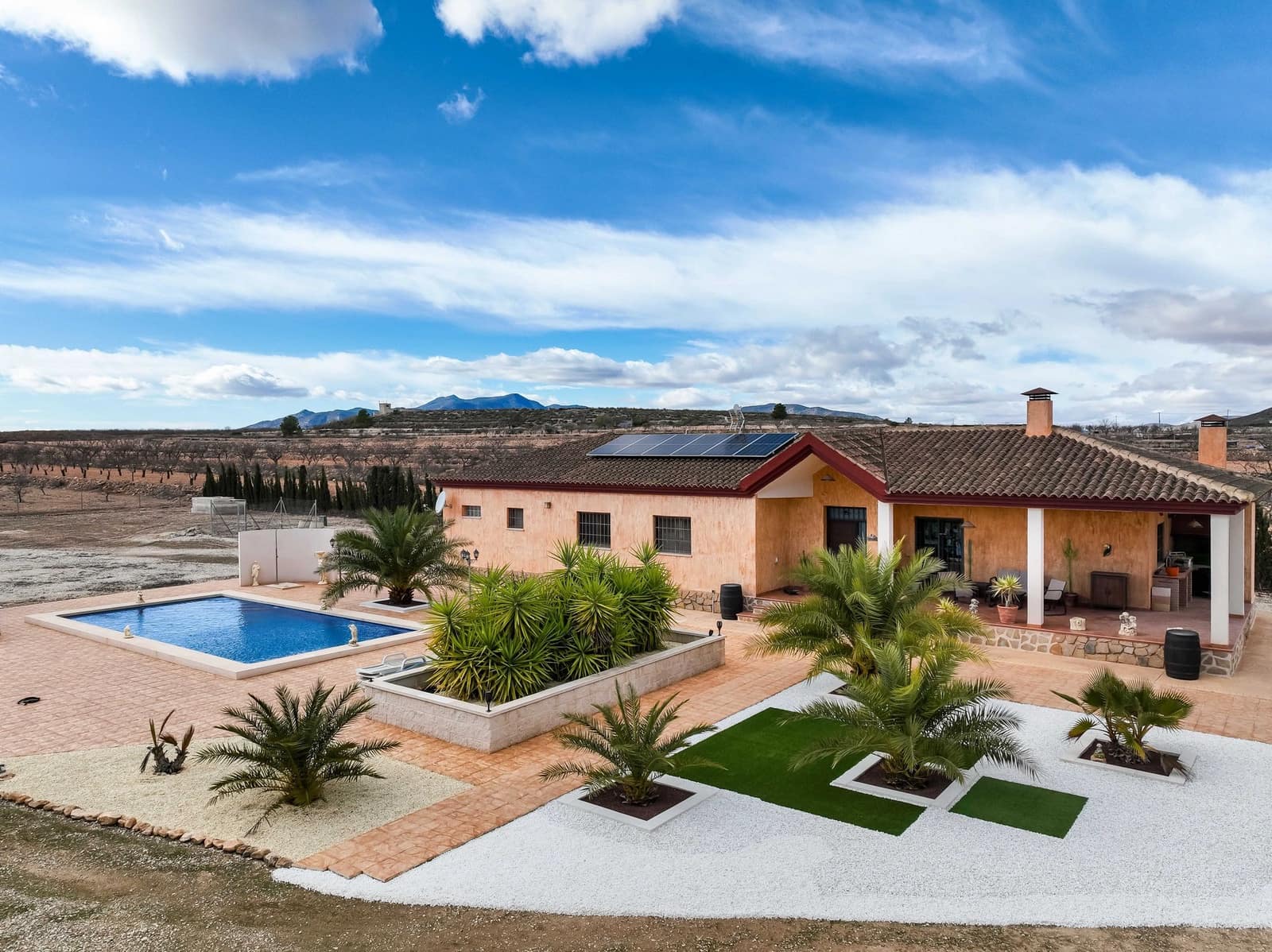 Chalet de 4 habitaciones en Pinoso en venta con piscina - 399.995 € (Ref: 10012446)
