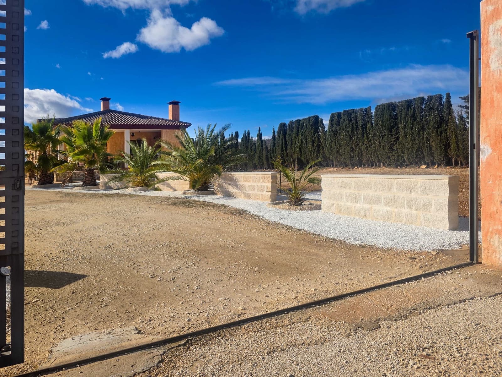 Chalet de 4 habitaciones en Pinoso en venta con piscina - 399.995 € (Ref: 10012446)