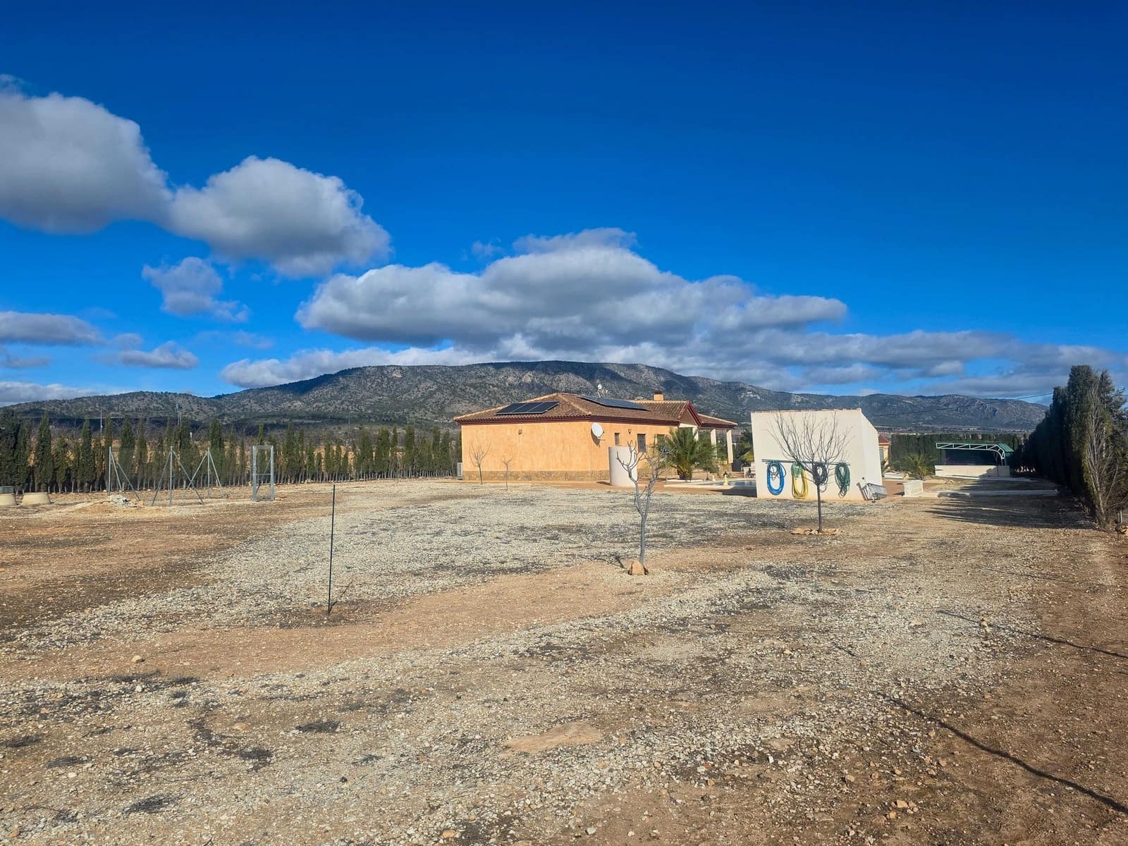 Chalet de 4 habitaciones en Pinoso en venta con piscina - 399.995 € (Ref: 10012446)