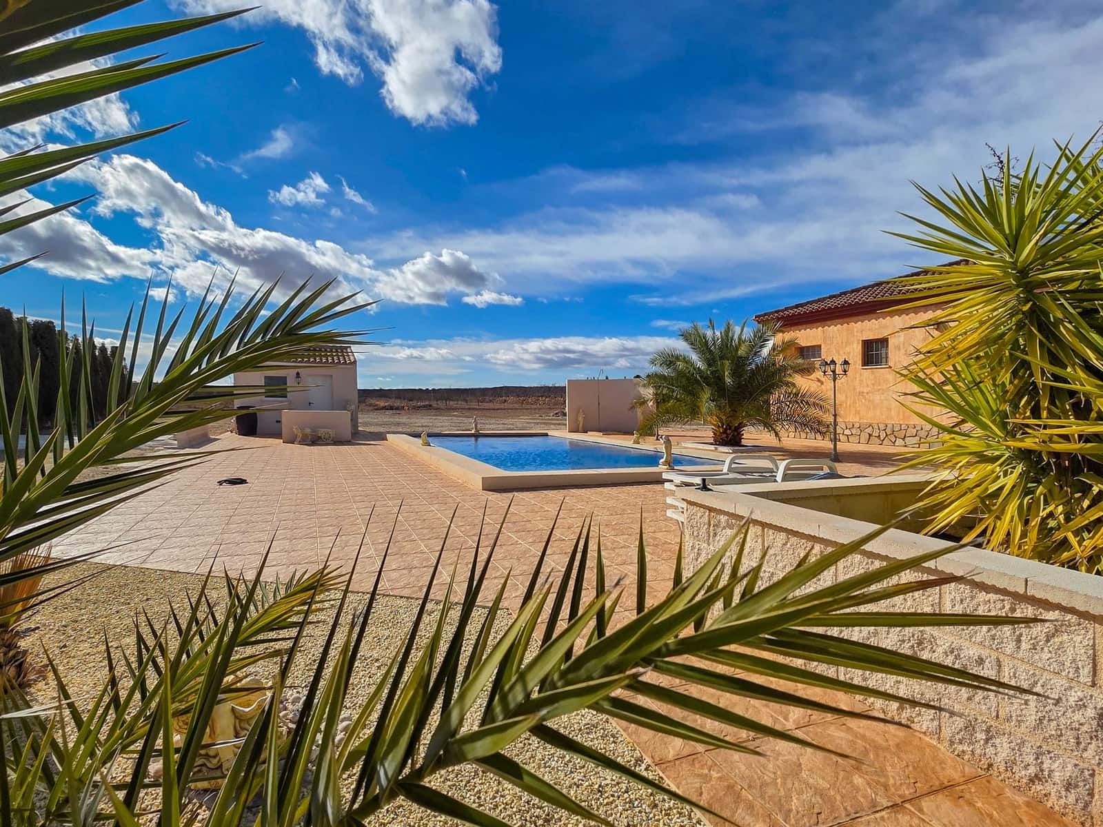 Chalet de 4 habitaciones en Pinoso en venta con piscina - 399.995 € (Ref: 10012446)