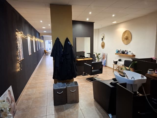 Kaupallinen myytävänä paikassa Pinoso - 25 000 € (Ref: 10025902)