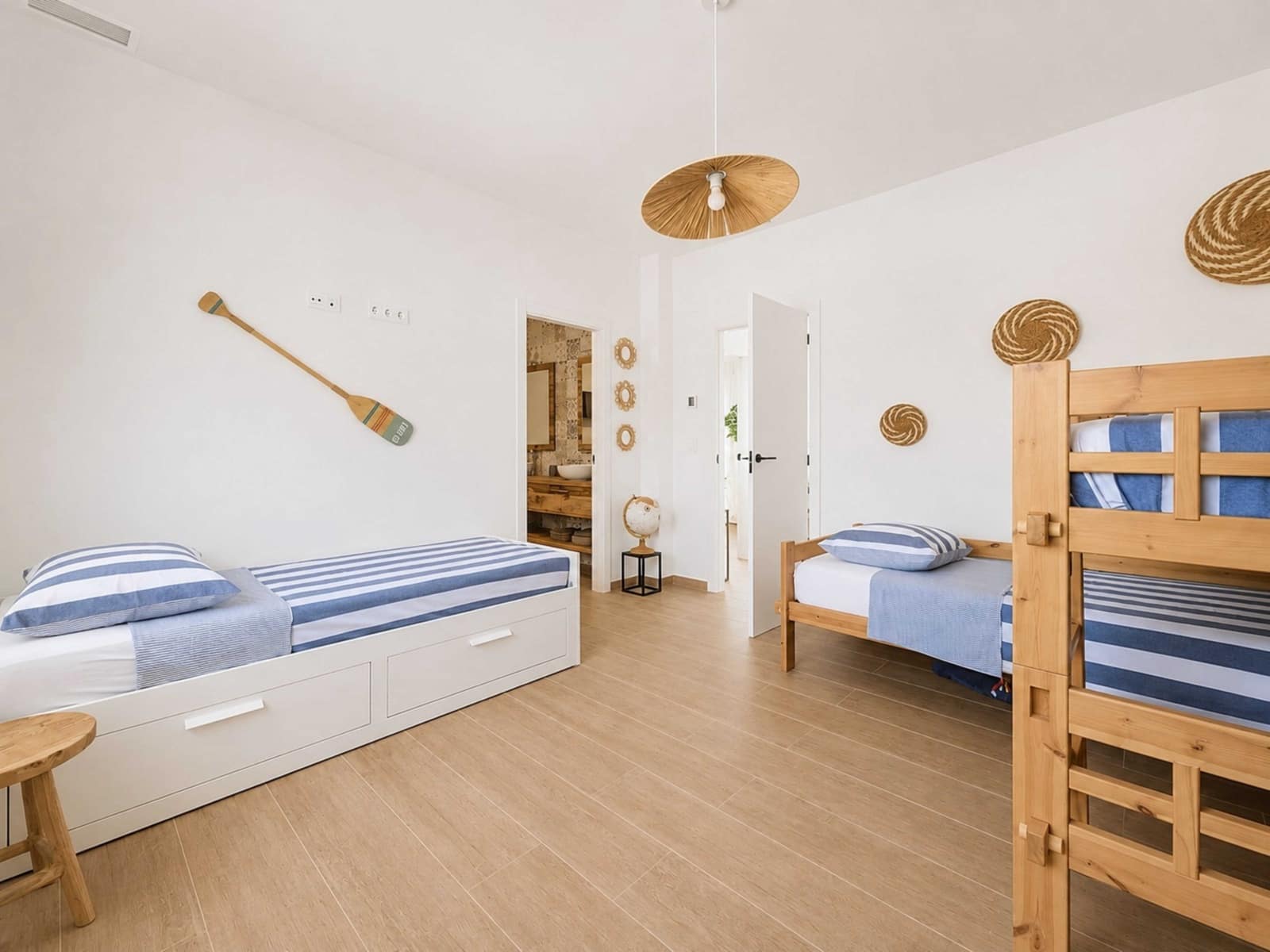 Chalet de 4 habitaciones en Pinoso en venta con piscina garaje - 669.000 € (Ref: 10065692)