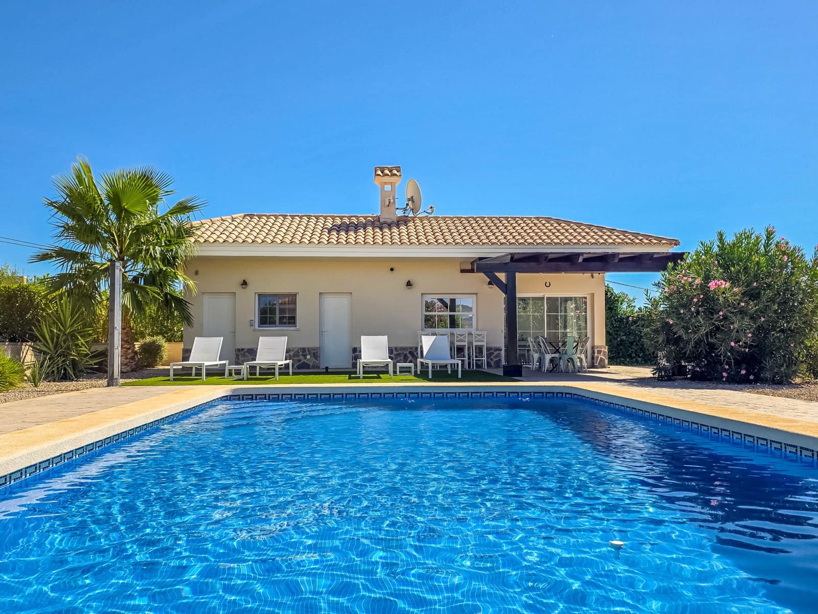 Chalet de 4 habitaciones en Pinoso en venta con piscina garaje - 669.000 € (Ref: 10065692)