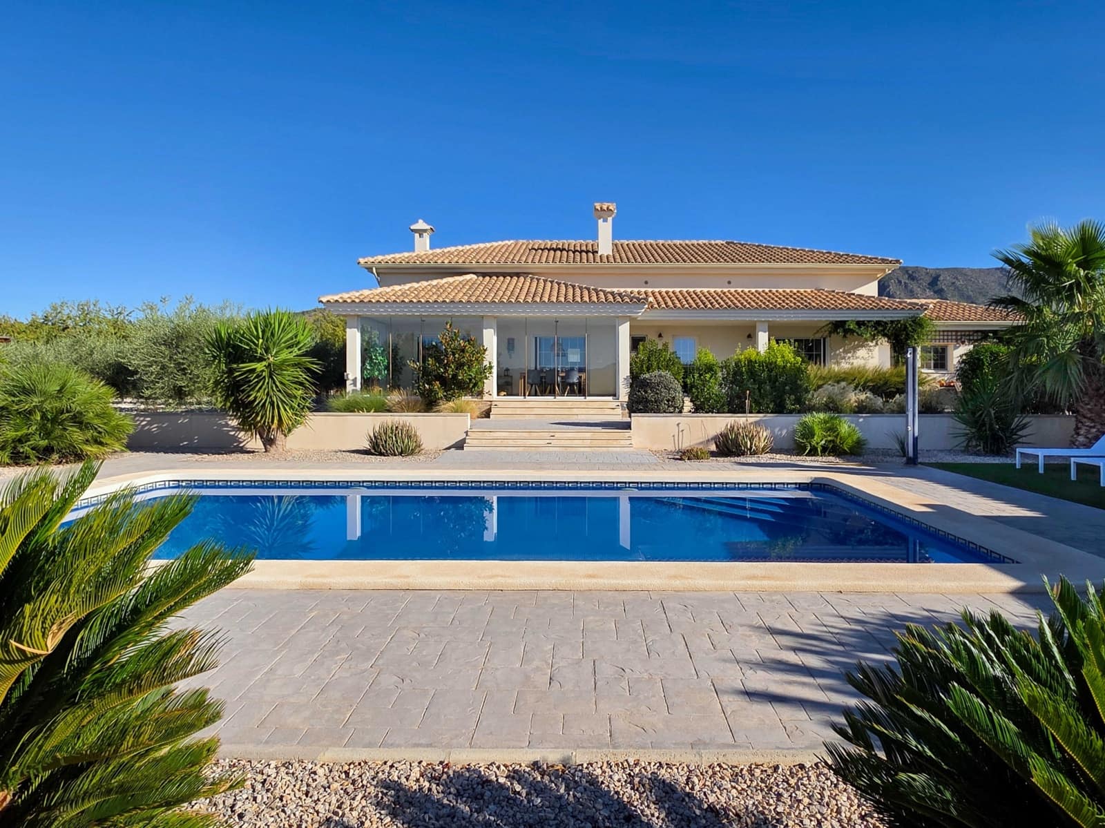 Chalet de 4 habitaciones en Pinoso en venta con piscina garaje - 669.000 € (Ref: 10065692)
