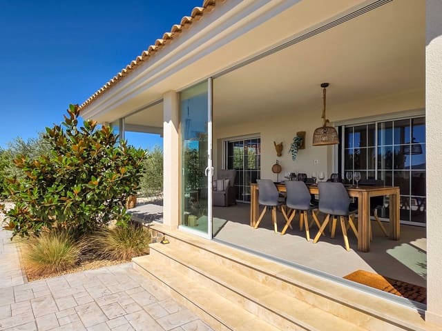 Chalet de 4 habitaciones en Pinoso en venta con piscina garaje - 669.000 € (Ref: 10065692)