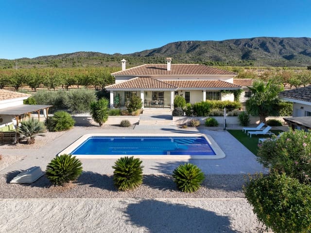 Chalet de 4 habitaciones en Pinoso en venta con piscina garaje - 669.000 € (Ref: 10065692)