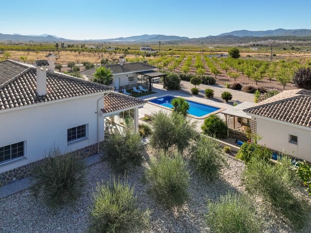 Chalet de 4 habitaciones en Pinoso en venta con piscina garaje - 669.000 € (Ref: 10065692)