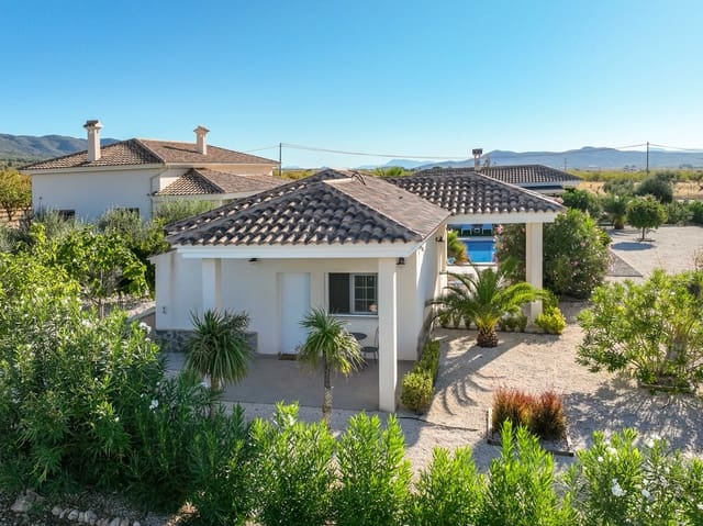 Chalet de 4 habitaciones en Pinoso en venta con piscina garaje - 669.000 € (Ref: 10065692)