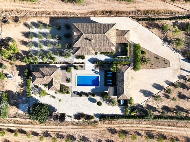 Chalet de 4 habitaciones en Pinoso en venta con piscina garaje - 669.000 € (Ref: 10065692)
