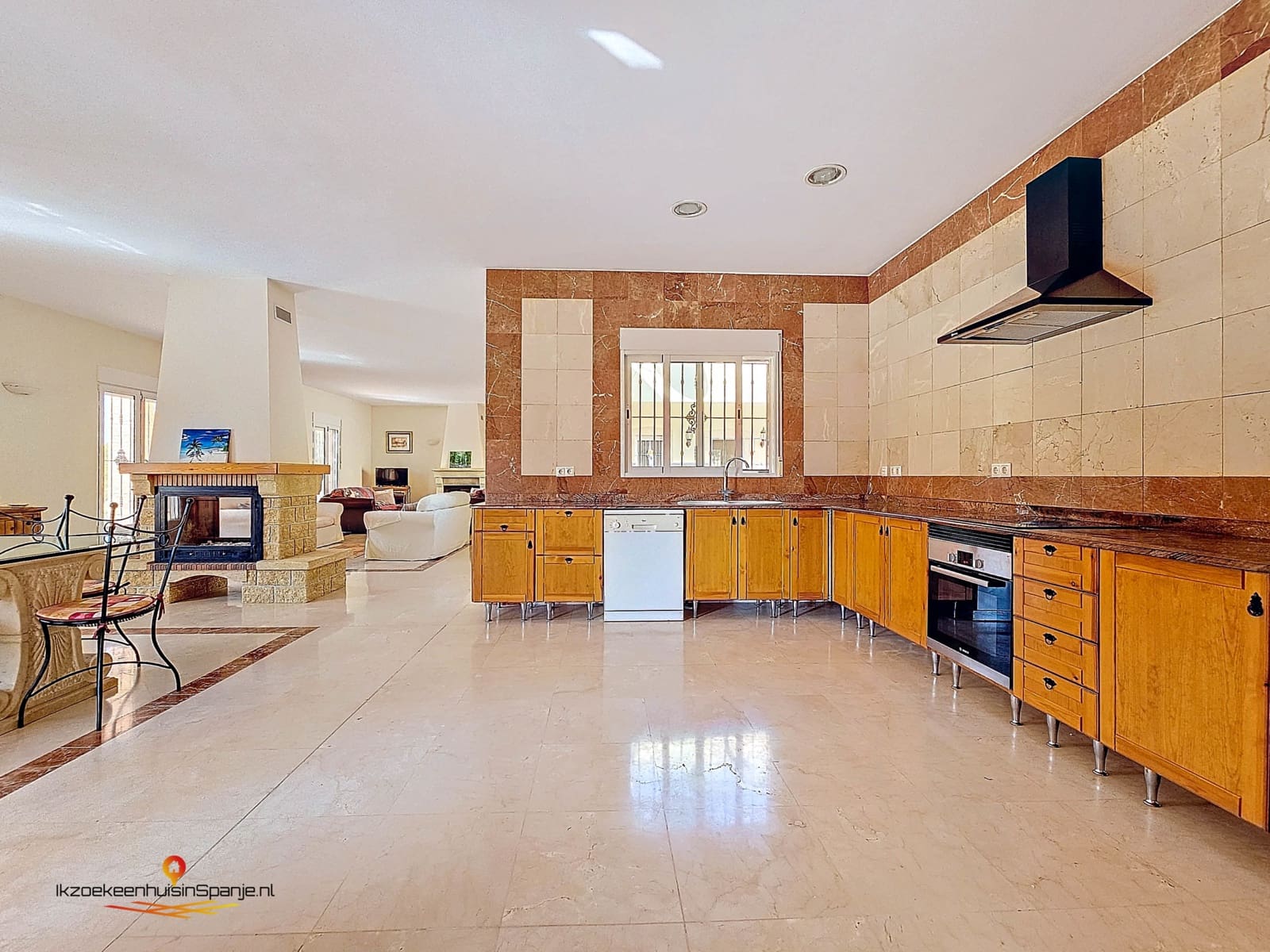 3 sypialnia Willa na sprzedaż w Fortuna z basenem garażem - 599 000 € (Ref: 10065695)