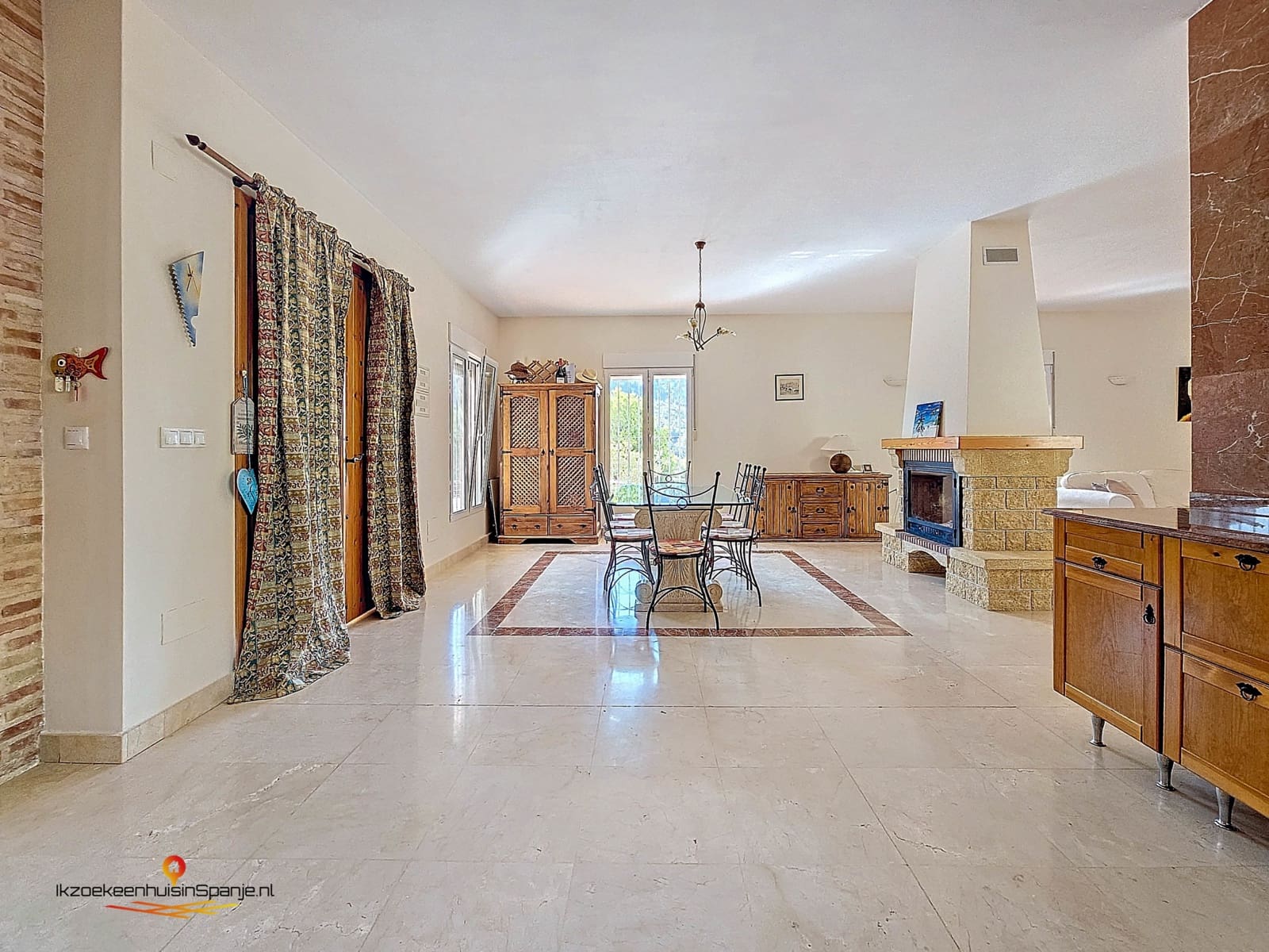 3 sypialnia Willa na sprzedaż w Fortuna z basenem garażem - 599 000 € (Ref: 10065695)