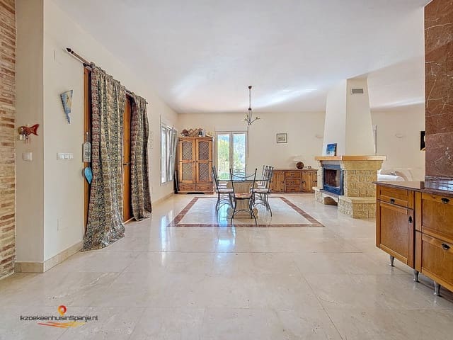 3 sypialnia Willa na sprzedaż w Fortuna z basenem garażem - 599 000 € (Ref: 10065695)