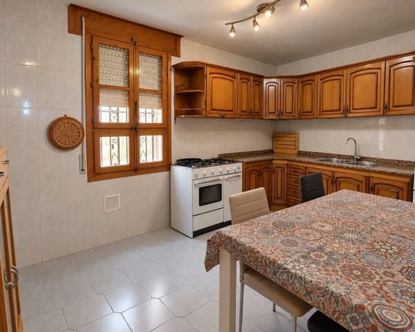 9 slaapkamer Huis te koop in Baza met zwembad garage - € 249.750 (Ref: 10101426)