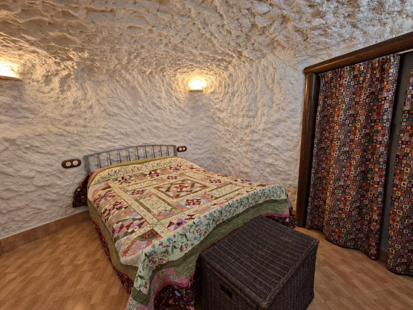 4 bedroom Cave House for sale in Baza with garage - € 189,950 (Ref: 10130538)