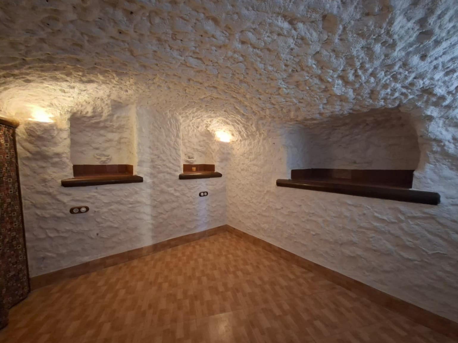 4 bedroom Cave House for sale in Baza with garage - € 189,950 (Ref: 10130538)