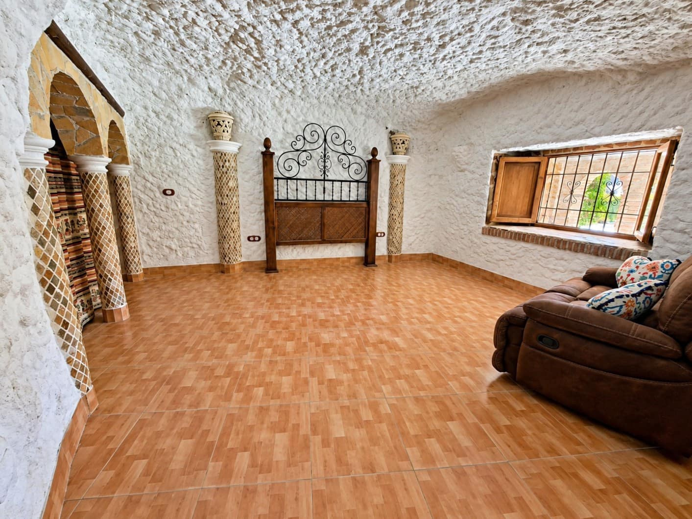 4 bedroom Cave House for sale in Baza with garage - € 189,950 (Ref: 10130538)