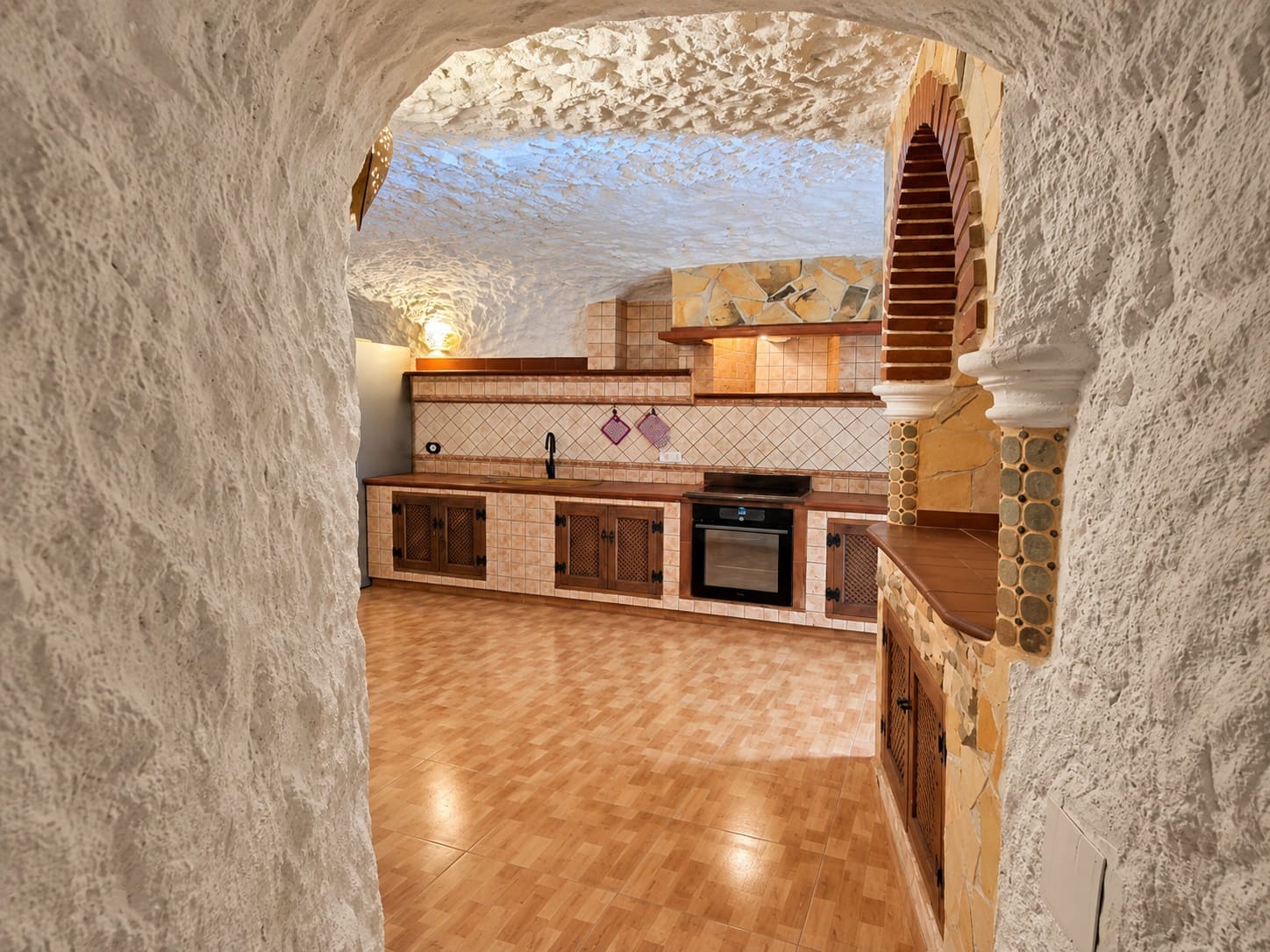 4 bedroom Cave House for sale in Baza with garage - € 189,950 (Ref: 10130538)