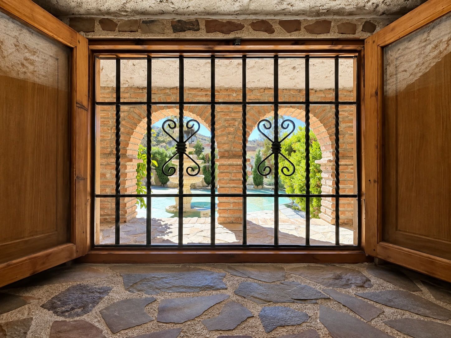 4 bedroom Cave House for sale in Baza with garage - € 189,950 (Ref: 10130538)