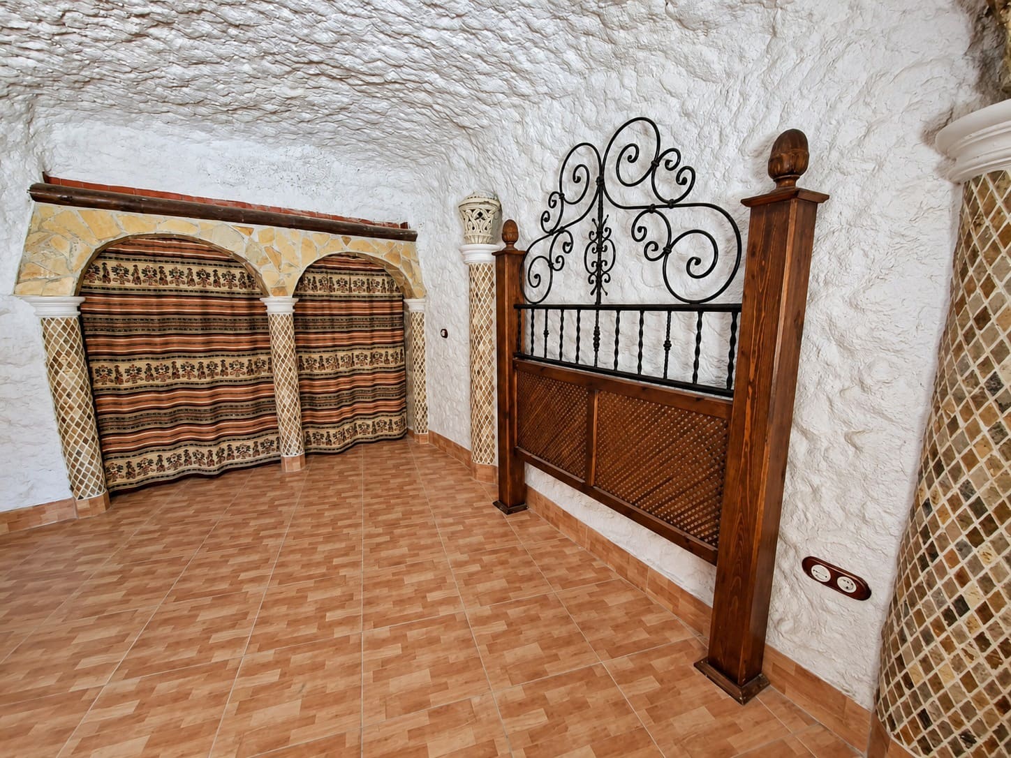 4 bedroom Cave House for sale in Baza with garage - € 189,950 (Ref: 10130538)