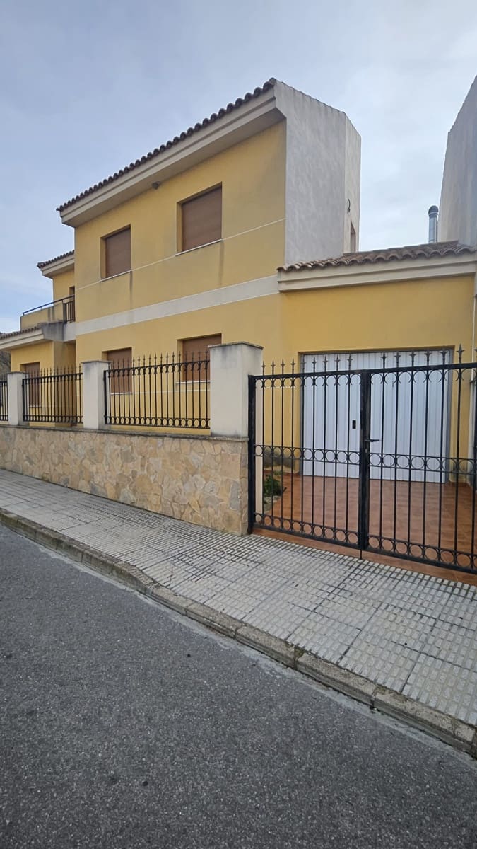 4 soverom Hus til salgs i Pinoso med garasje - € 235 000 (Ref: 10163922)