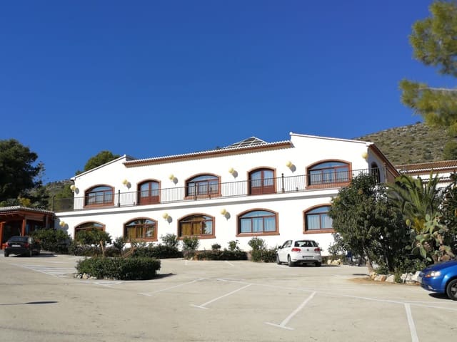 Kaupallinen myytävänä paikassa Moraira, Teulada-Moraira mukana 
autotalli - 2 500 000 € (Ref: 9105394)