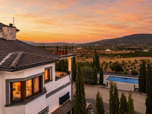 5 soverom Villa til salgs i Pinoso med svømmebasseng garasje - € 695 000 (Ref: 9105455)