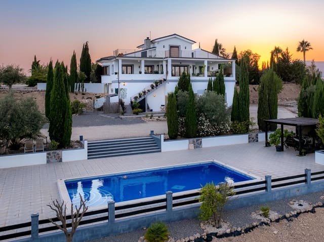 5 soverom Villa til salgs i Pinoso med svømmebasseng garasje - € 695 000 (Ref: 9105455)