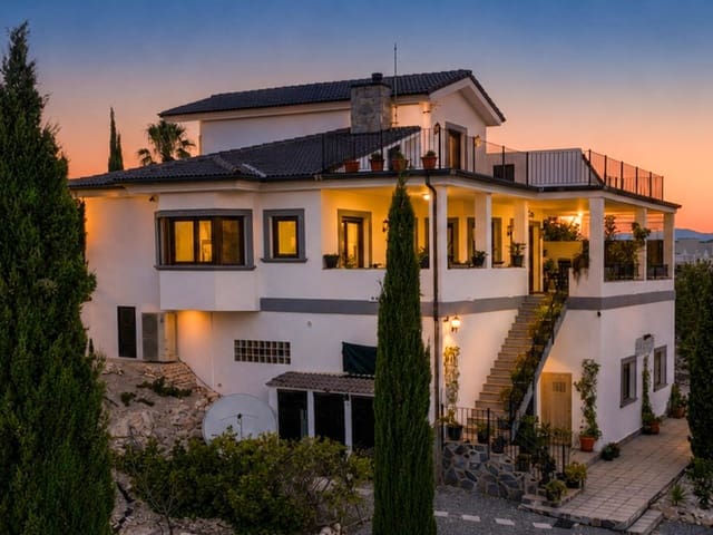 5 soverom Villa til salgs i Pinoso med svømmebasseng garasje - € 695 000 (Ref: 9105455)