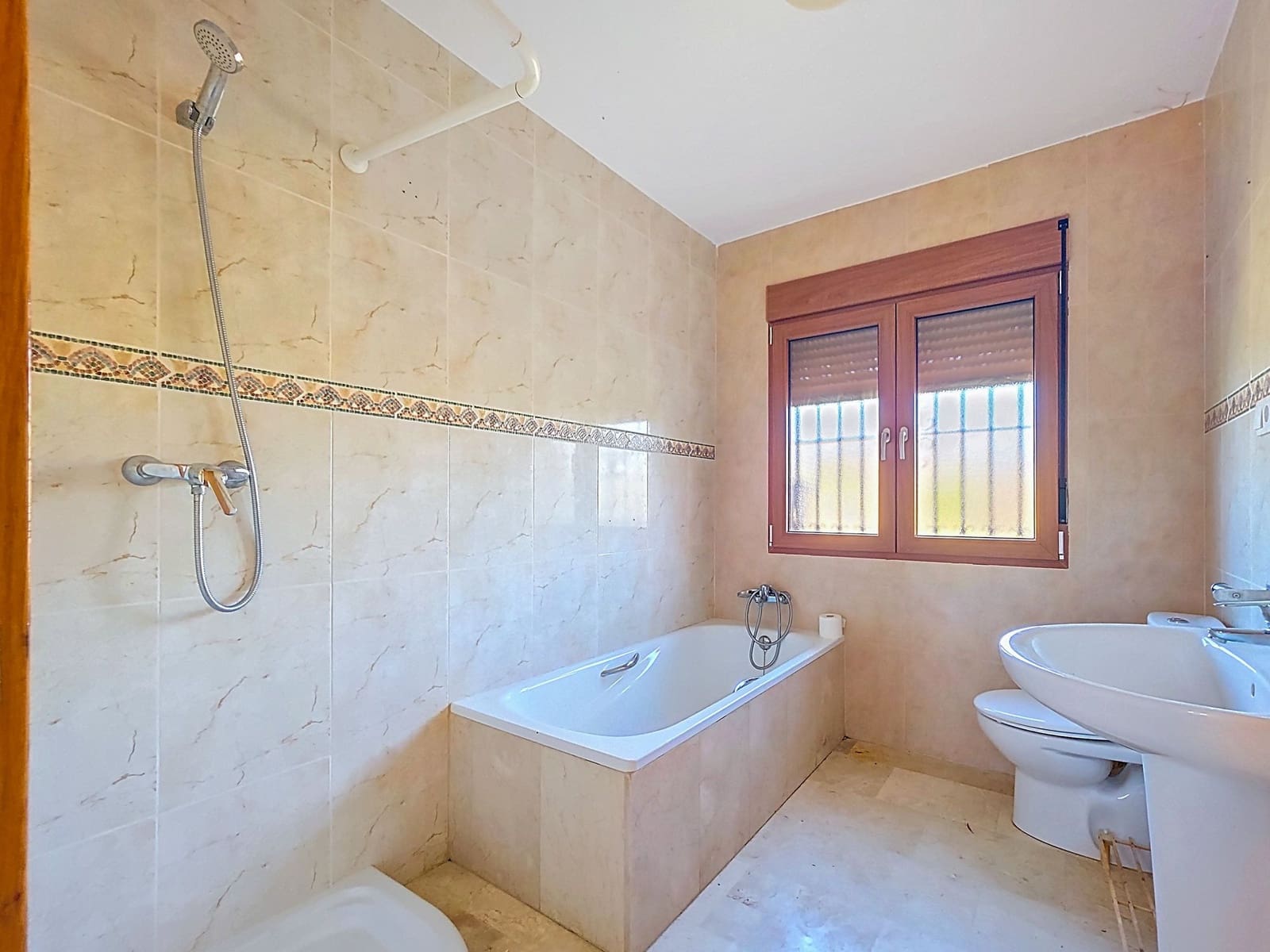 4 makuuhuone Huvila myytävänä paikassa Aspe mukana uima-altaan - 389 950 € (Ref: 9385337)