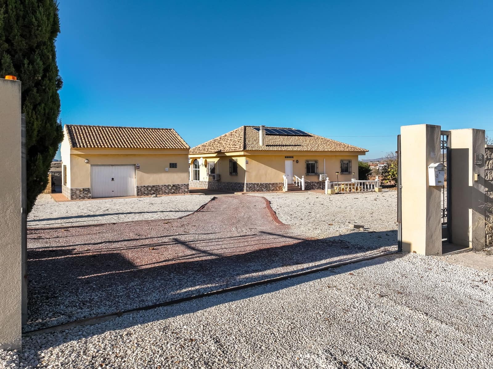 4 bedroom Villa for sale in Jumilla with pool garage - € 299,995 (Ref: 9388588)