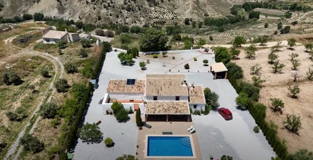 3 soveværelse Finca/Landehus til salg i Castril med swimmingpool garage - € 349.500 (Ref: 9388599)