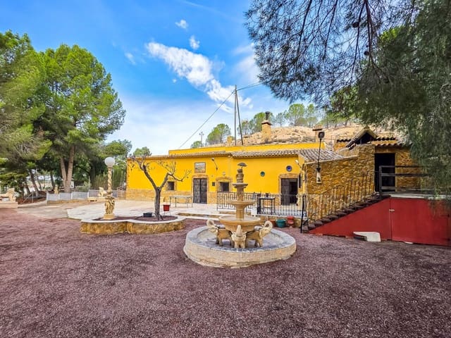 4 bedroom Cave House for sale in Pinoso with garage - € 159,950 (Ref: 9393284)