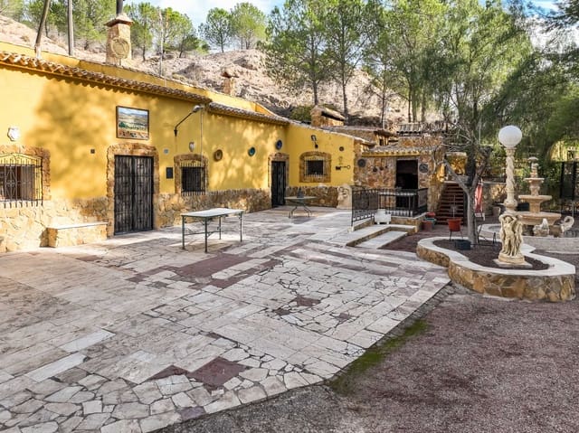 4 bedroom Cave House for sale in Pinoso with garage - € 159,950 (Ref: 9393284)