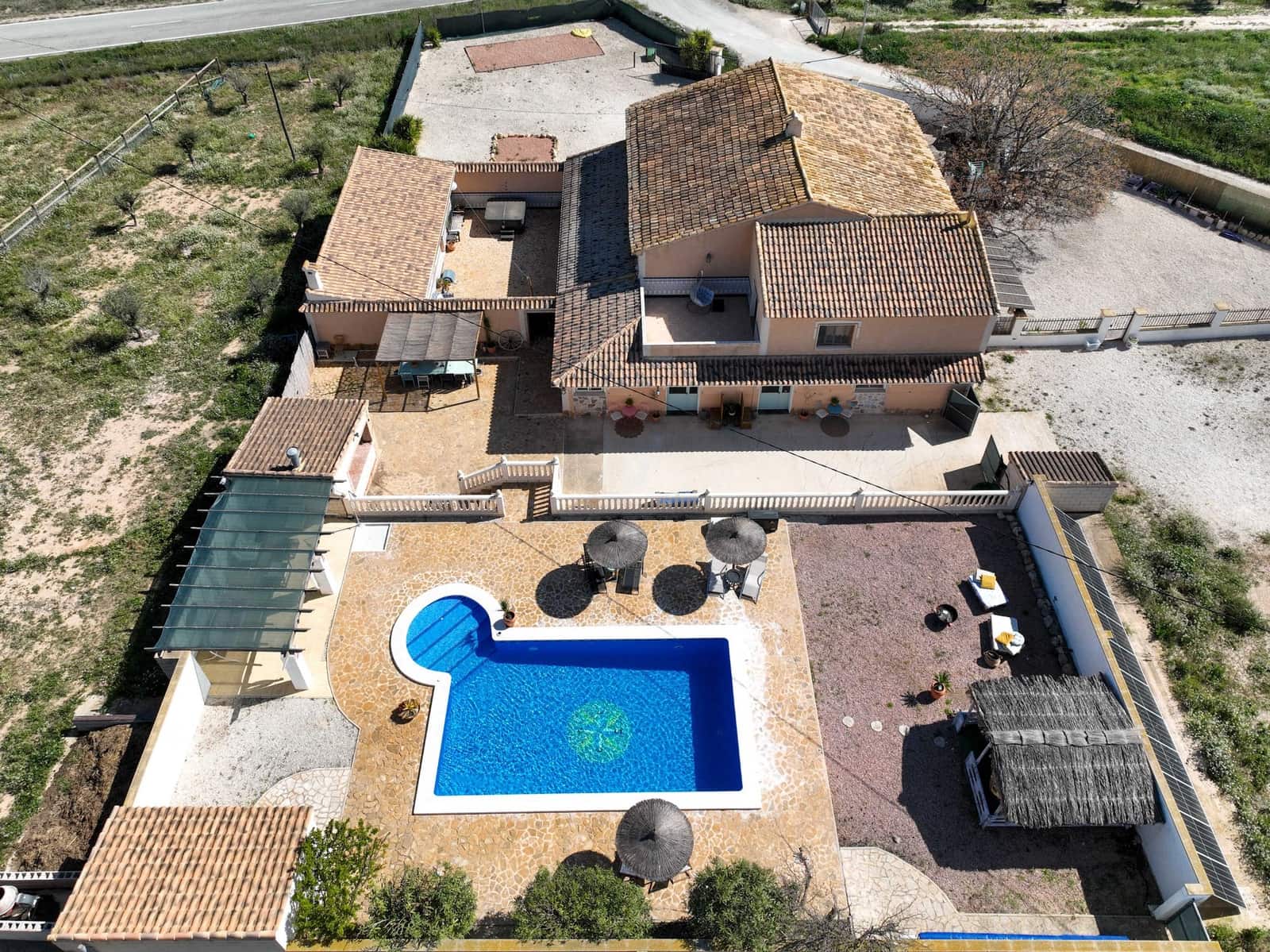 8 bedroom Finca/Country House for sale in Pinoso with pool - € 629,000 (Ref: 9841483)